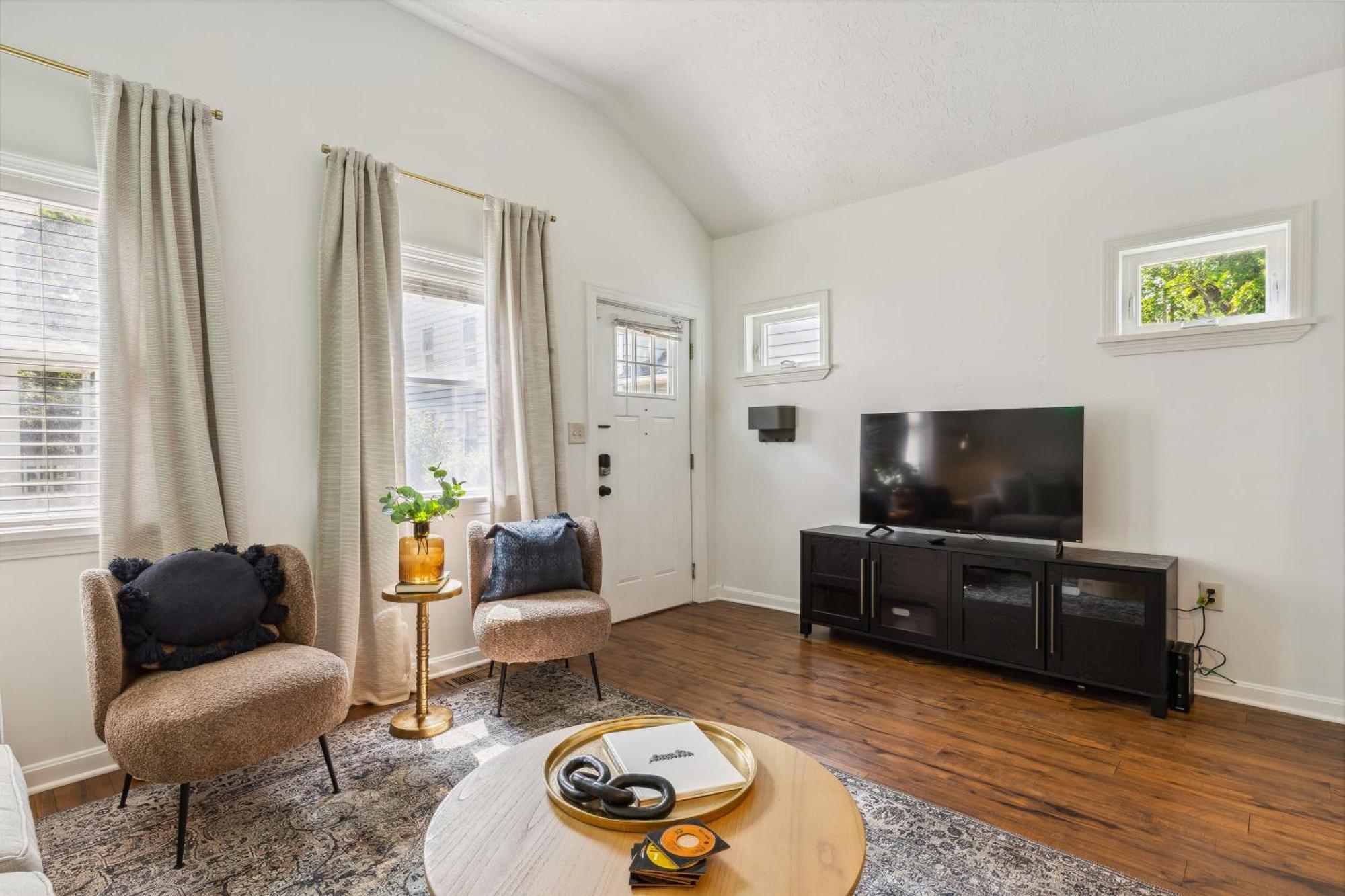Вилла Newly Renovated Tremont Treasure I Cozy + Modern Кливленд Экстерьер фото